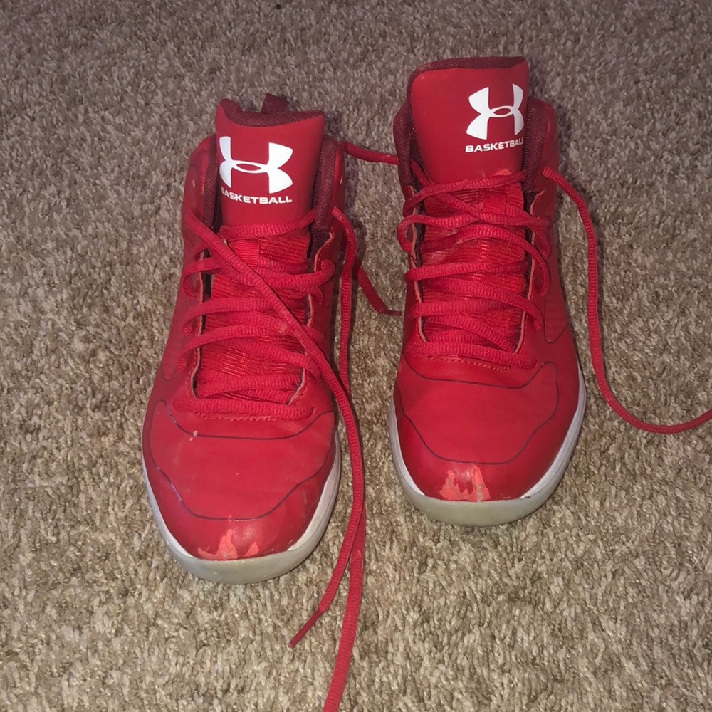 Boys under armour basketball sneaker size 3